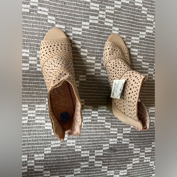 Blush pink perforated peep toe wedges - Picture 2 of 3